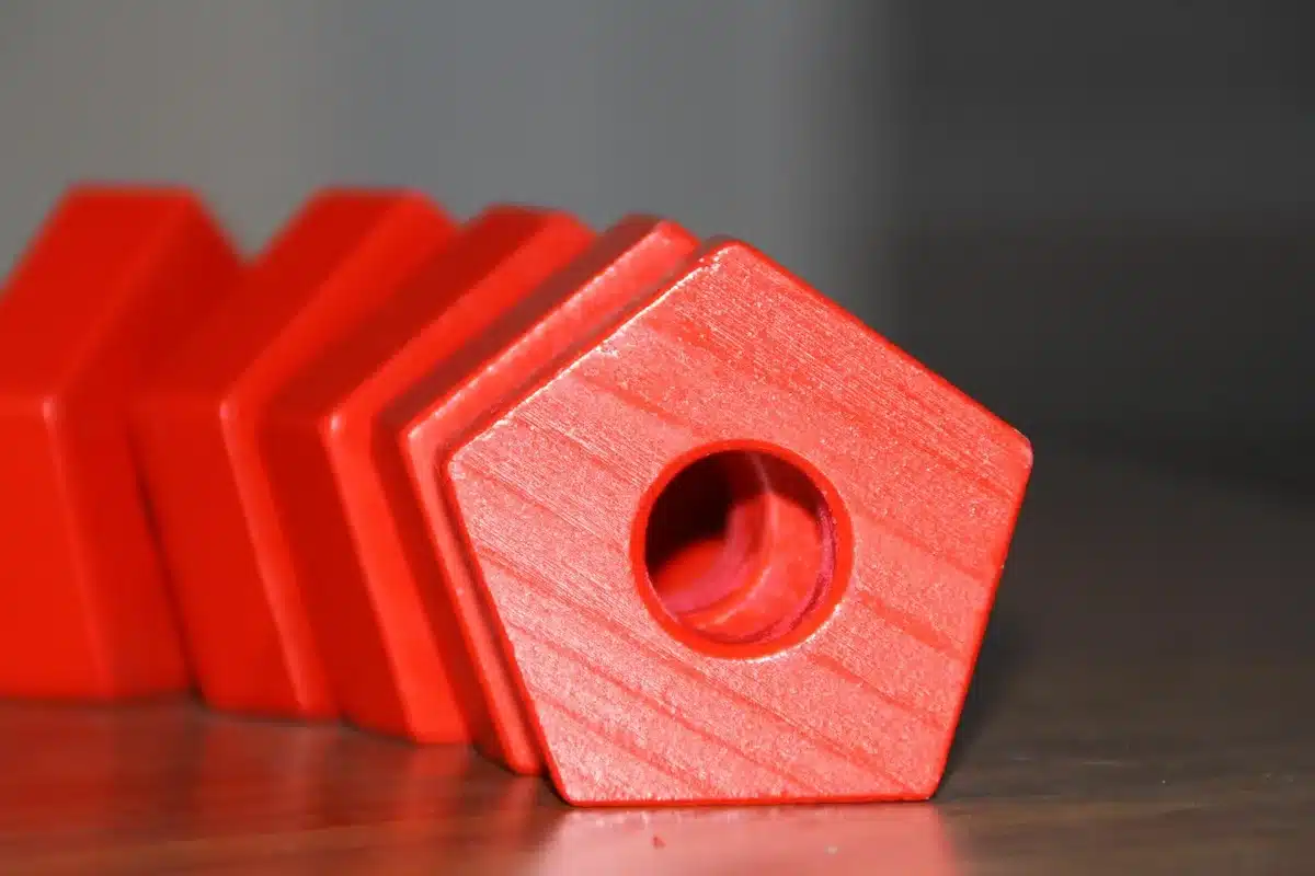 Groupe d'enfants autour d'une construction modulaire en classe