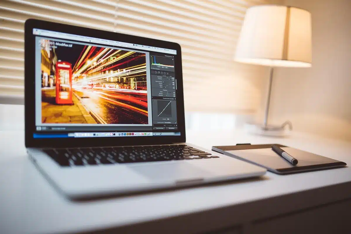 Personne travaillant sur l'optimisation d'images sur un ordinateur portable