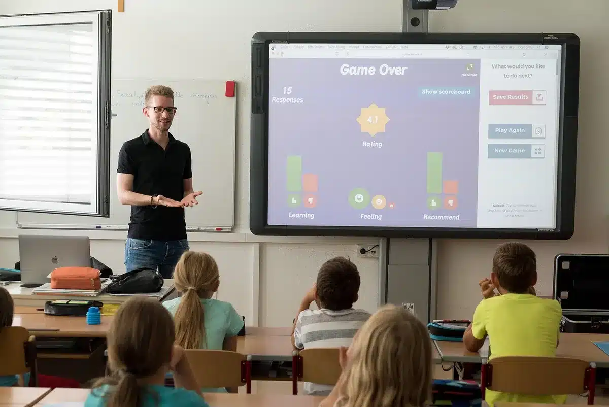 Enseignant préparant la classe près d'une fenêtre en plein jour