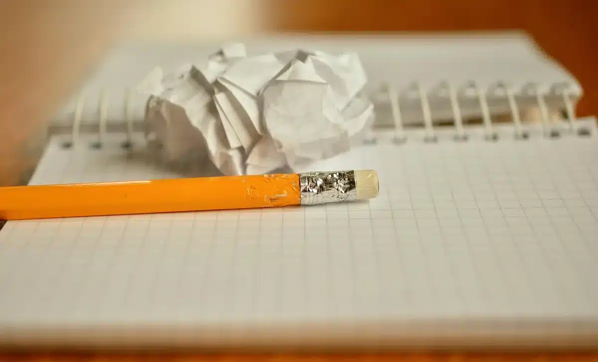 Carnet ouvert où un enseignant note ses émotions et réflexions