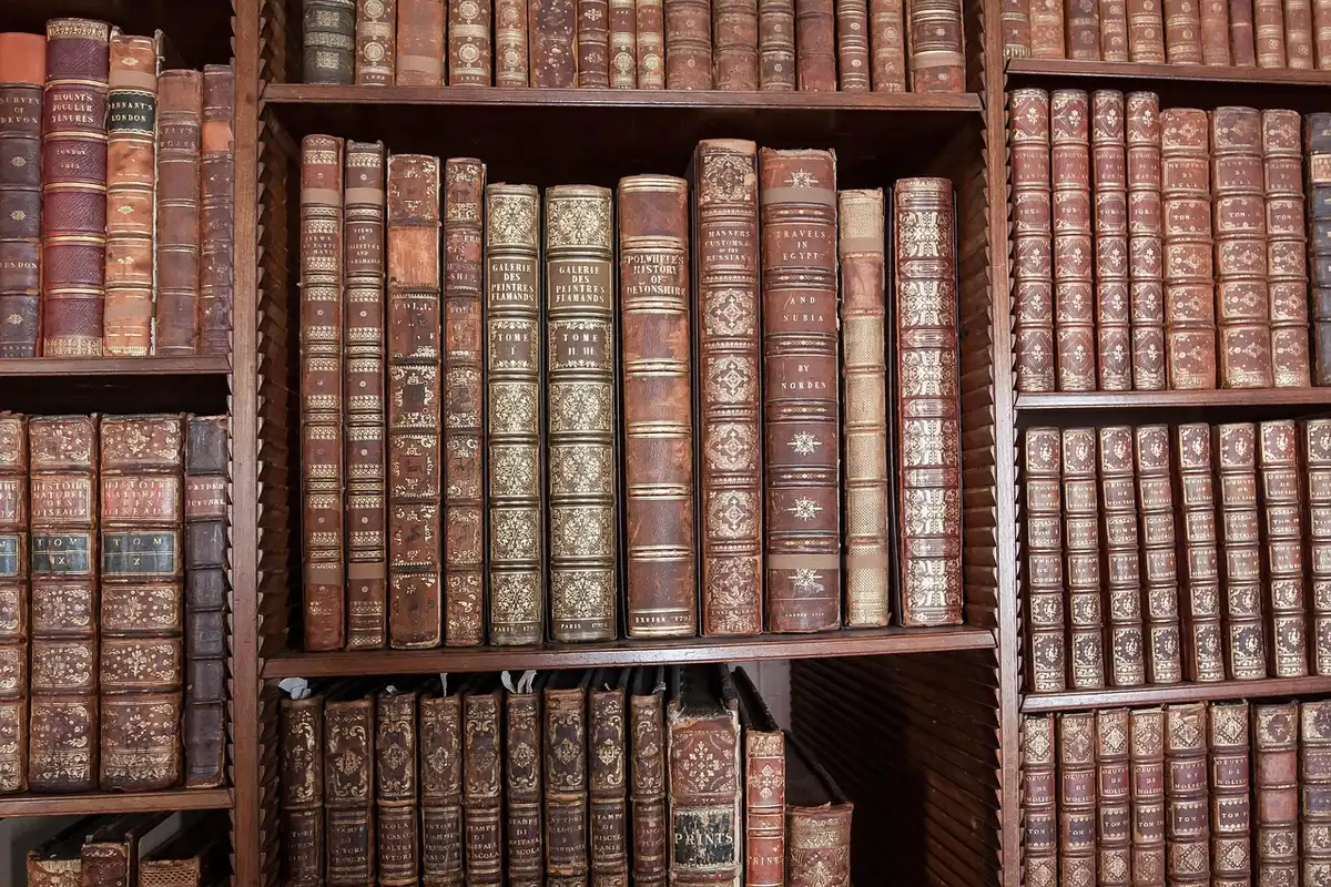 Table de livres avec consignes invitant à réagir rapidement