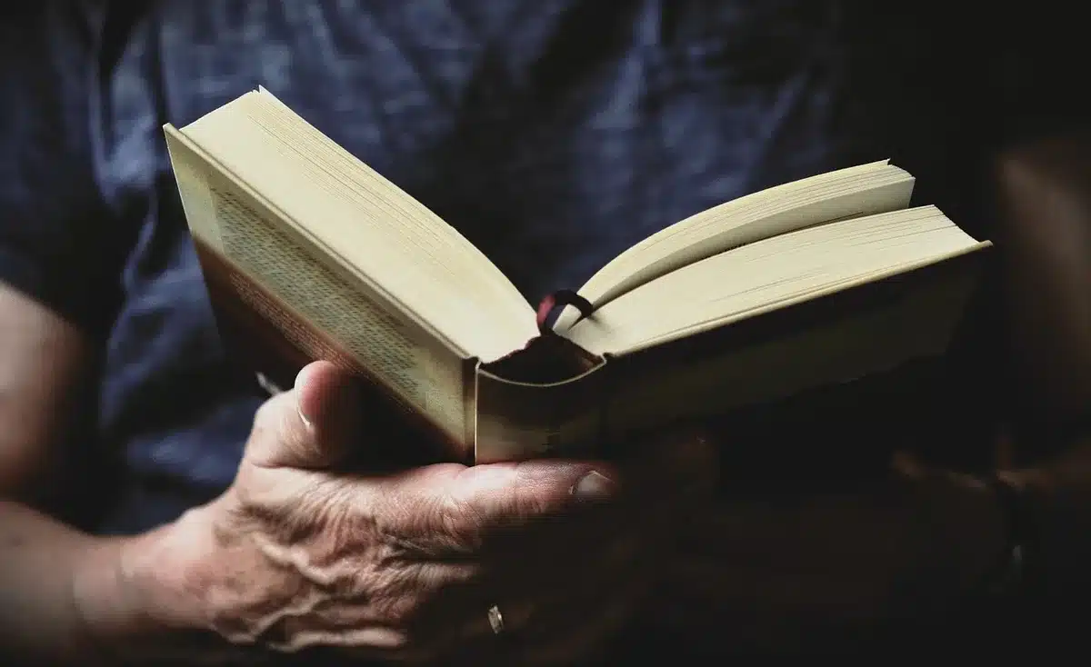 Personnes anonymes échangeant autour d'une table de bibliothèque en journée