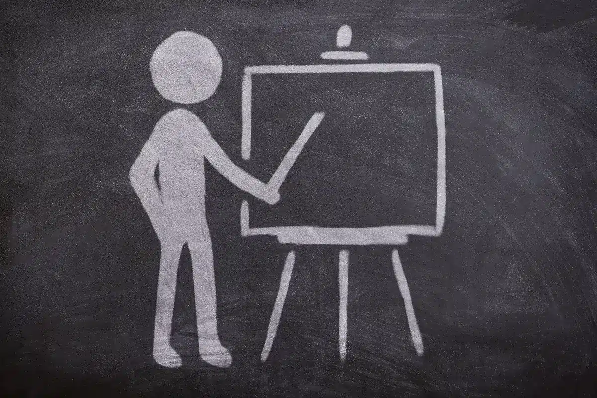 Tableau affiché près de la porte de classe pour visibilité quotidienne