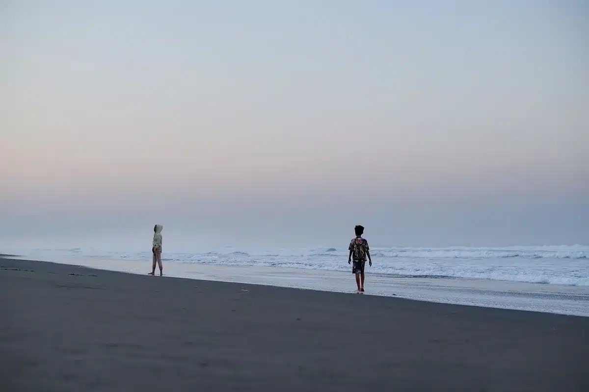 Enfants jouant avec des bâtons en plein air en journée