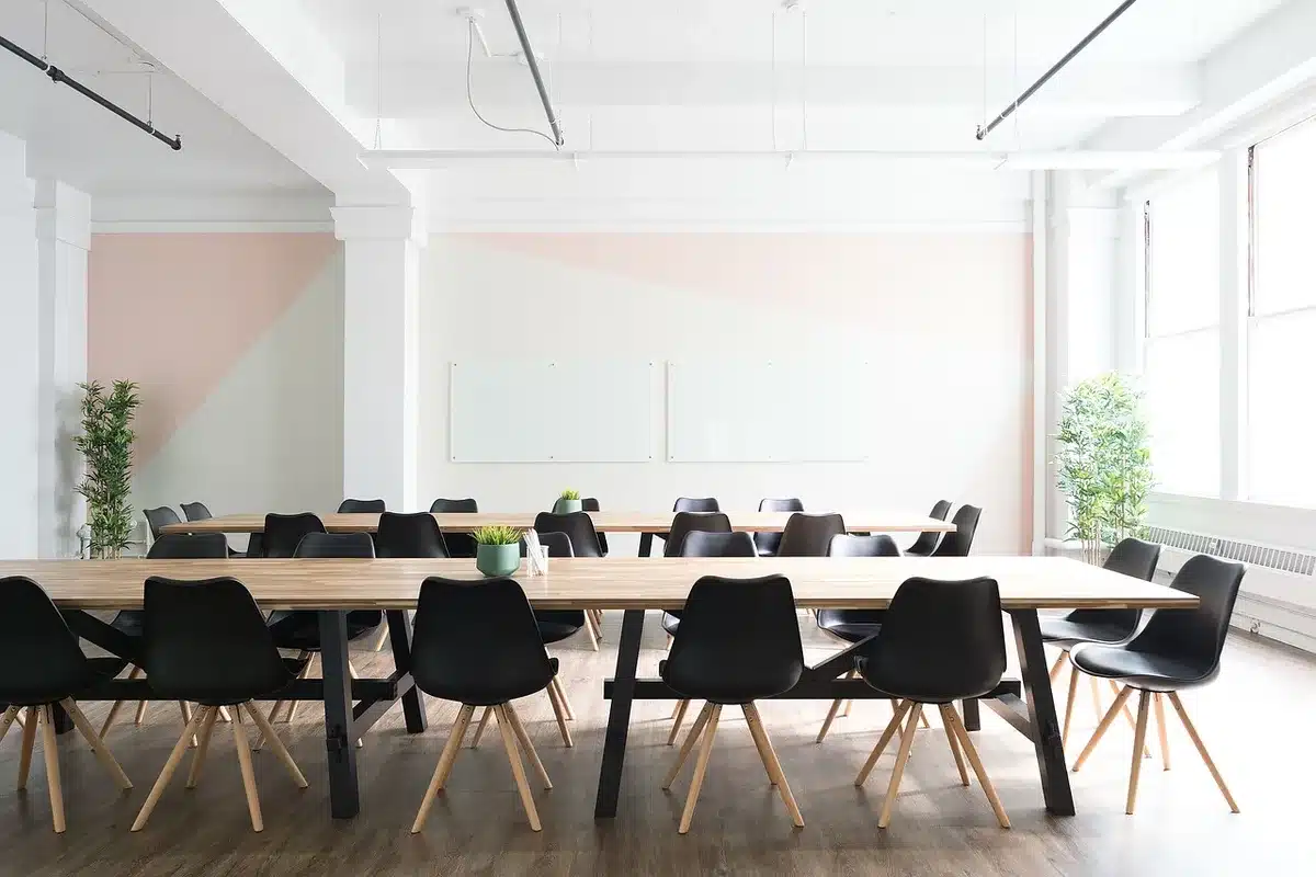 Salle d'audition vide et chaises, évoquant les auditions et enquêtes parlementaires