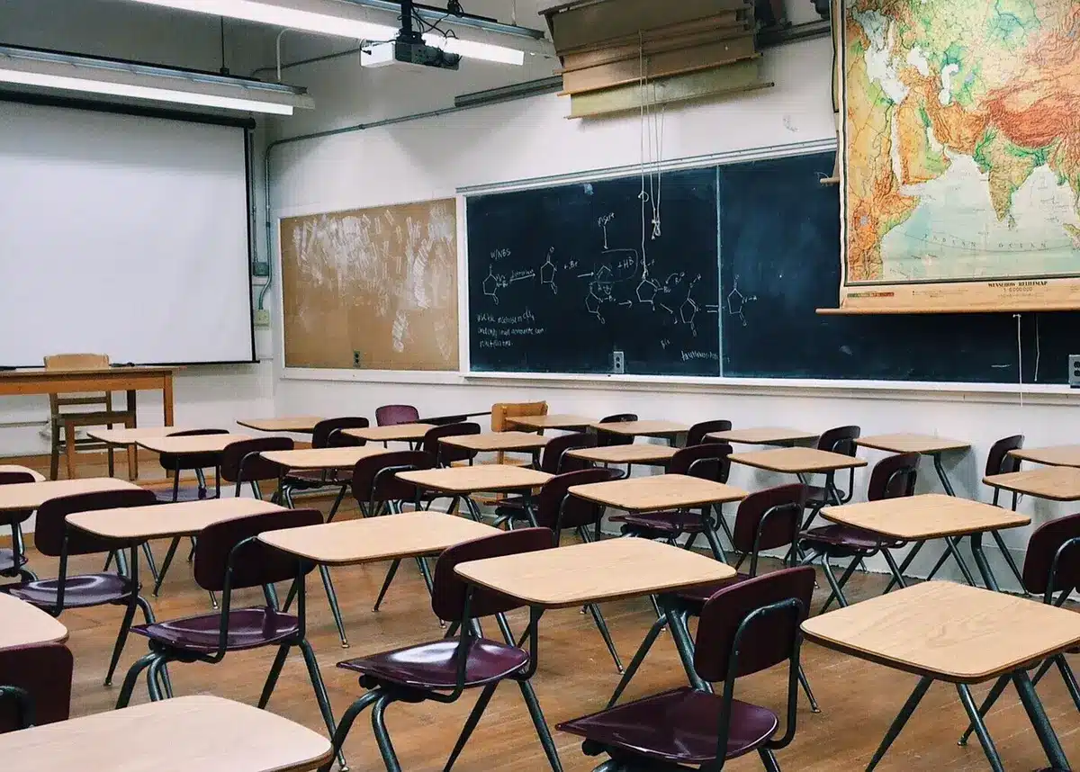 Formation d'animateurs en journée dans une salle claire, illustrant le manque de formation