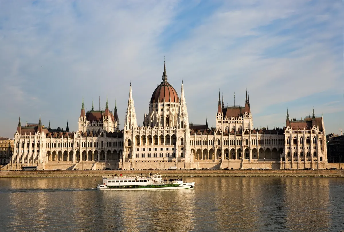 Façade du Parlement européen à Strasbourg lors d'une journée ensoleillée