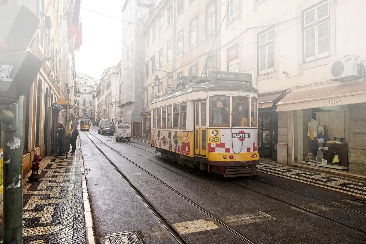 Rue de Lisbonne évoquant une enfance marquée par l'engagement culturel