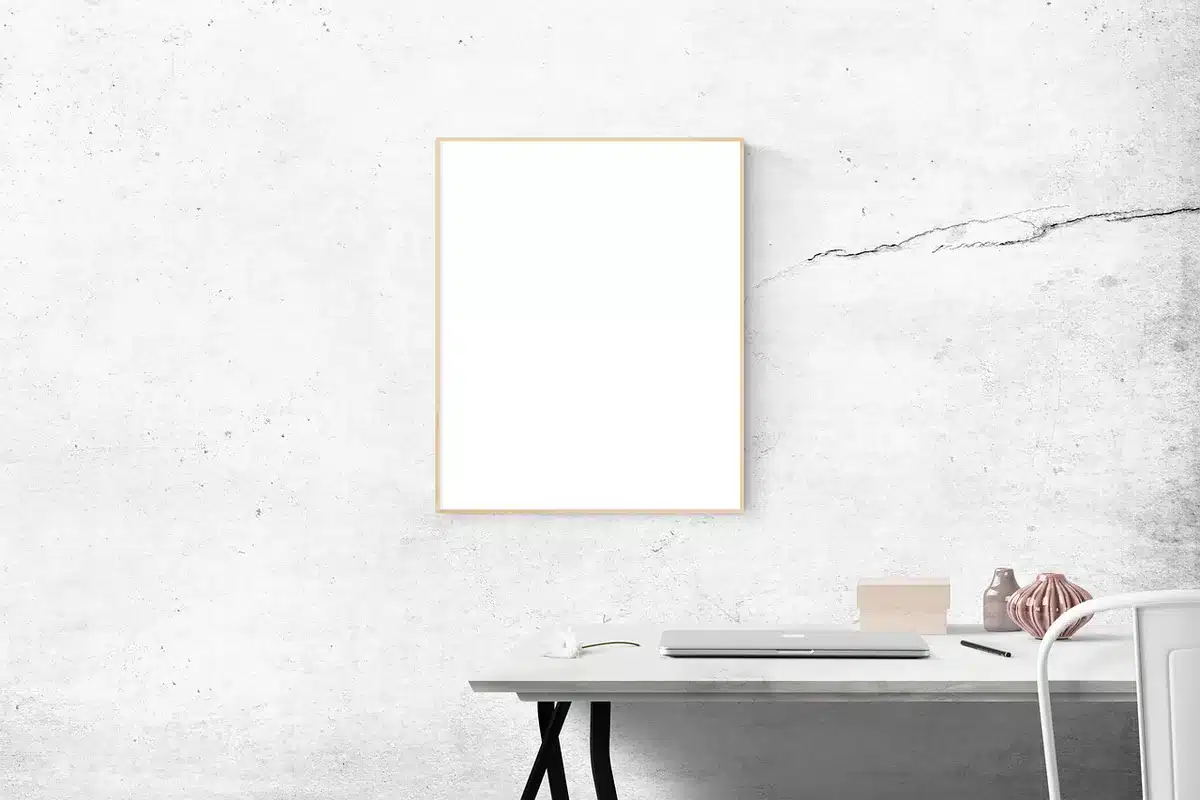 Mains anonymes consultant des formulaires et un ordinateur sur un bureau en lumière du jour