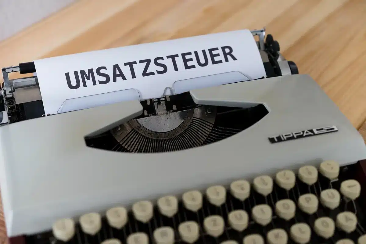 Documents fiscaux et calculatrice sur un bureau en journée