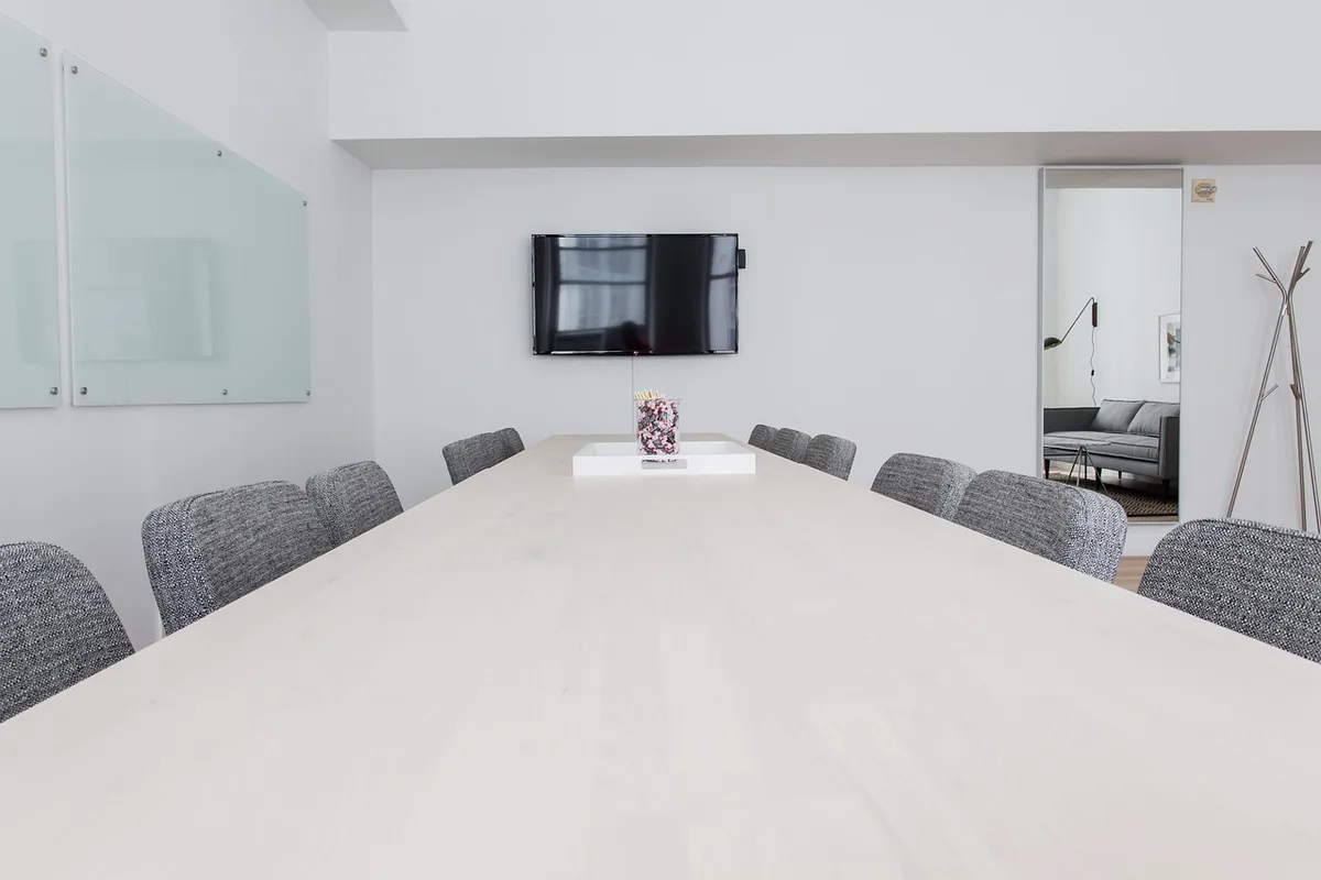 Table de réunion parlementaire en plein jour, dossiers et mains anonymes