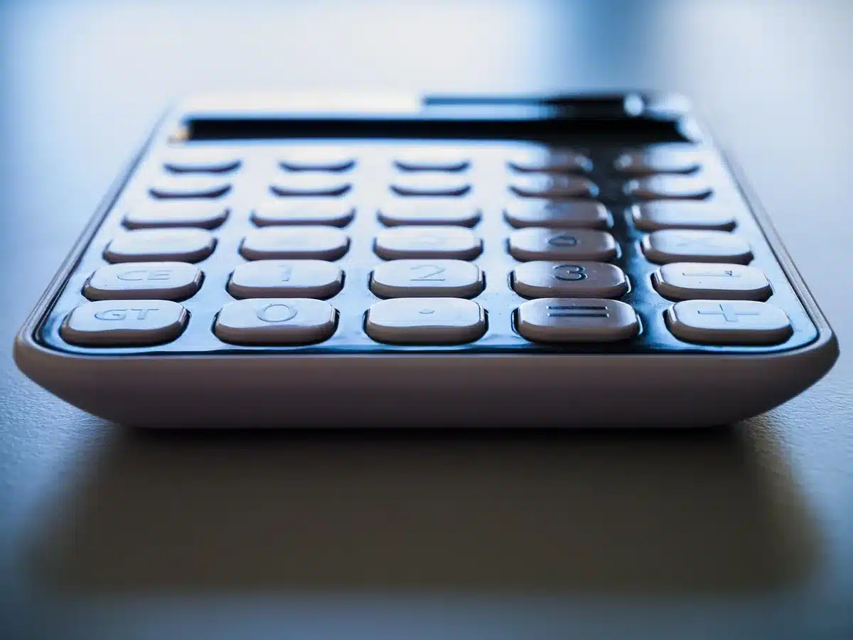 Bureau en journée avec dossiers et calculatrice au premier plan